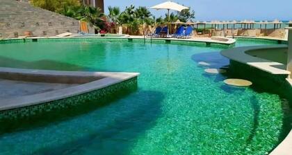 Beachfront Stay - Pool - Balcony - Central
