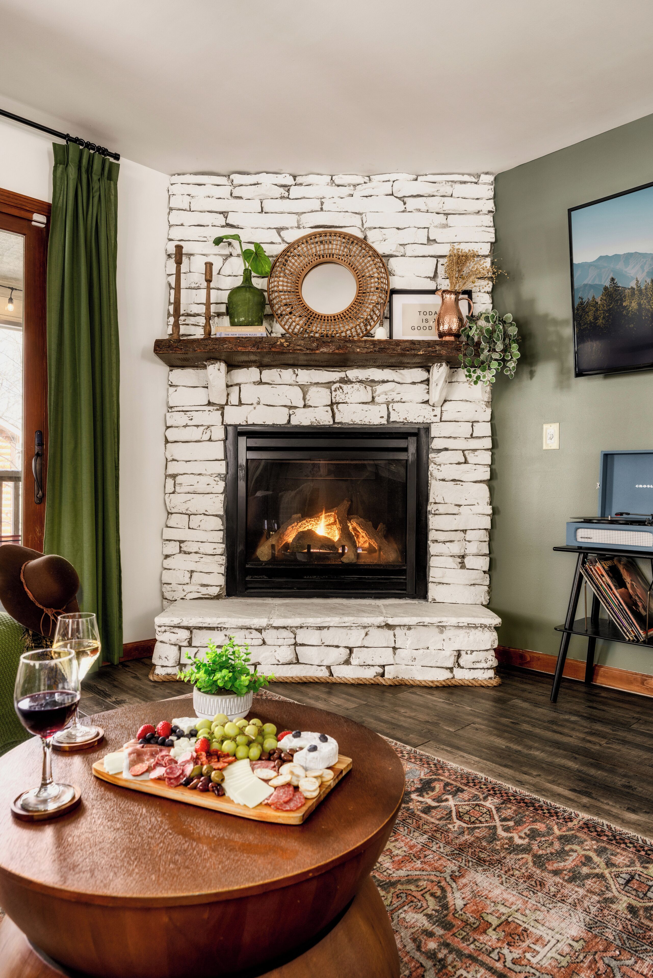Cabaña familiar, cocina, vistas al valle | Zona de estar | Una televisión de pantalla plana, una chimenea