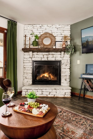 Cabaña familiar, cocina, vista al valle | Área de sala de estar | Televisión de pantalla plana, chimenea y consola de videojuegos 