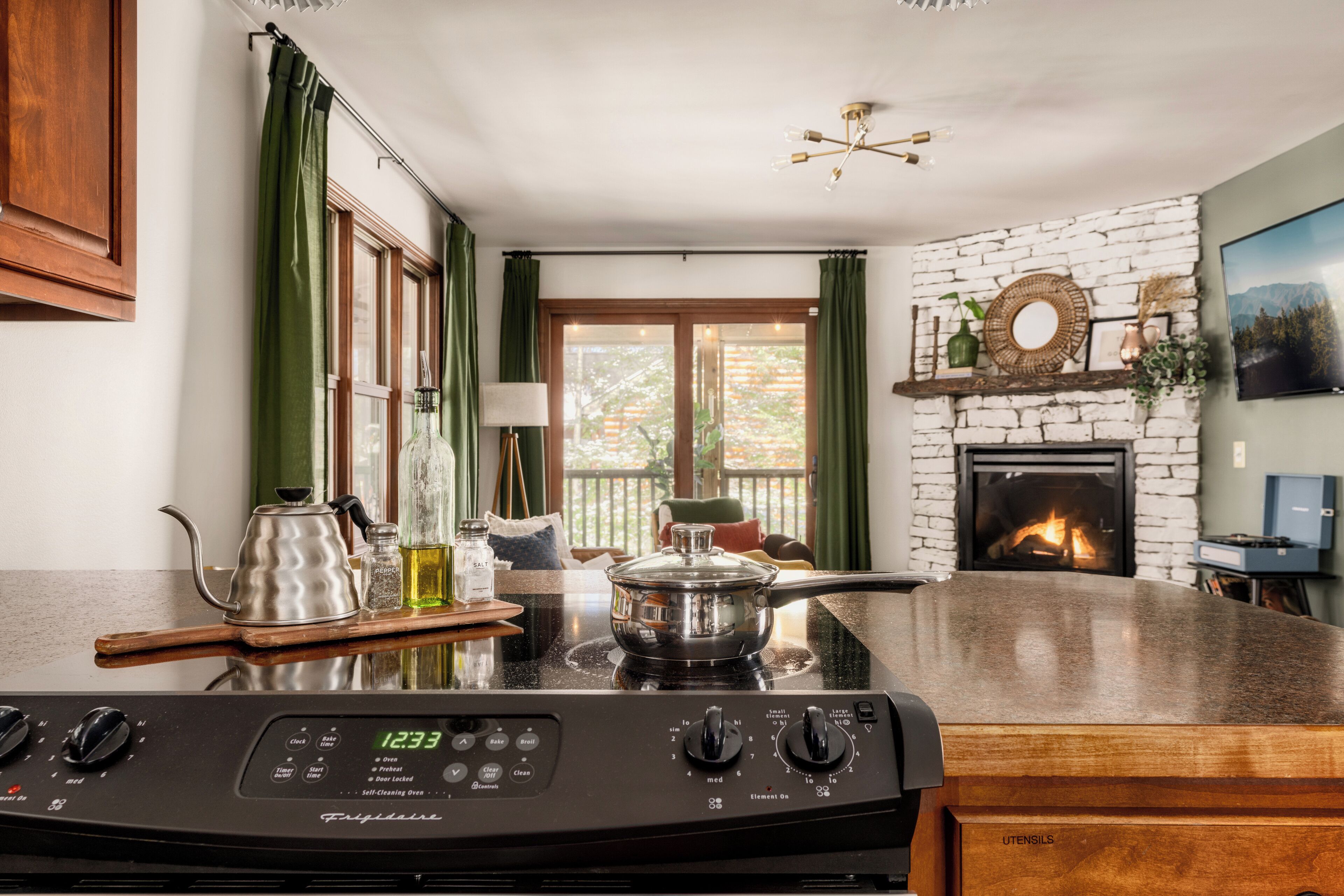 Family Cabin, Kitchen, Valley View | Private kitchen | Full-size fridge, microwave, oven, stovetop