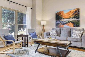 TV, caminetto, studio