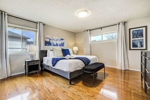 5 Schlafzimmer, Schreibtisch, Bügeleisen/Bügelbrett, Reisekinderbett