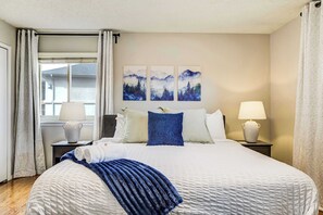 5 Schlafzimmer, Schreibtisch, Bügeleisen/Bügelbrett, Reisekinderbett