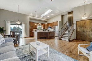 TV, fireplace, offices