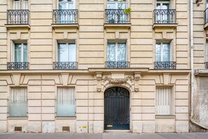 Exterior detail - Blueground | Porte Saint Cloud, concierge (Paris)