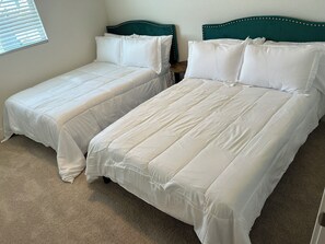 5 bedrooms, iron/ironing board, WiFi, bed sheets - NEW Smart Home w/ Massage Chair & King Bed (Lathrop)