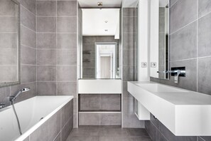 Sèche-cheveux, serviettes fournies