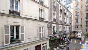 Une cour avec des espaces de repos en plein air et des drapeaux.