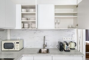 Frigorifero, microonde, forno, piano cottura