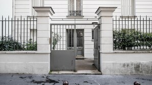 Ein Gebäude mit einem von einem Metallgitter verschlossenen Eingang.