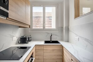 Fridge, microwave, oven, stovetop - Blueground | Arc de Triomphe/ Monceau, nr park (Paris)