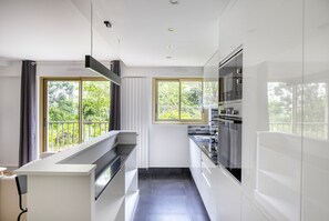 Geladeira, micro-ondas, fogão, cooktop