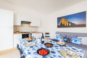 Fridge, microwave, oven, stovetop - Luxury Holiday House with Pool (Boncore)