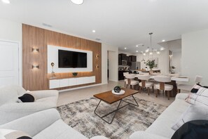 TV, table football, ping pong - NEW 7BD Home Sleeps 16 with Pool Spa BBQ and Game Room (Clermont)