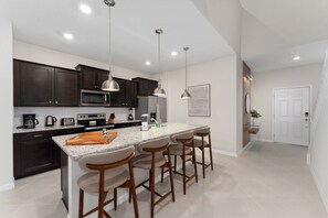 Køleskab, mikrobølgeovn, ovn, kogeplade