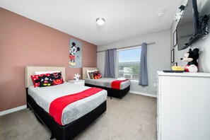 4 chambres, bureau, fer et planche à repasser, lit parapluie