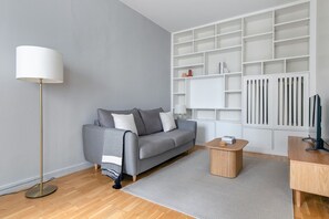 TV, stereo - Blueground | Champs Elysees, nr Arc de Triomphe (Paris)