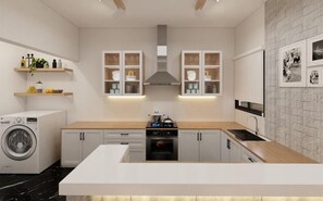 Réfrigérateur, cafetière/bouilloire, grille-pain, chaise haute