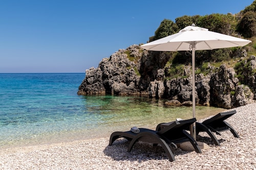 Mikro Nisi Studios & Apartments