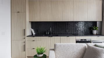 One Bedroom Apartment | 私人廚房 | 大型雪櫃/冰箱、微波爐、焗爐、爐具