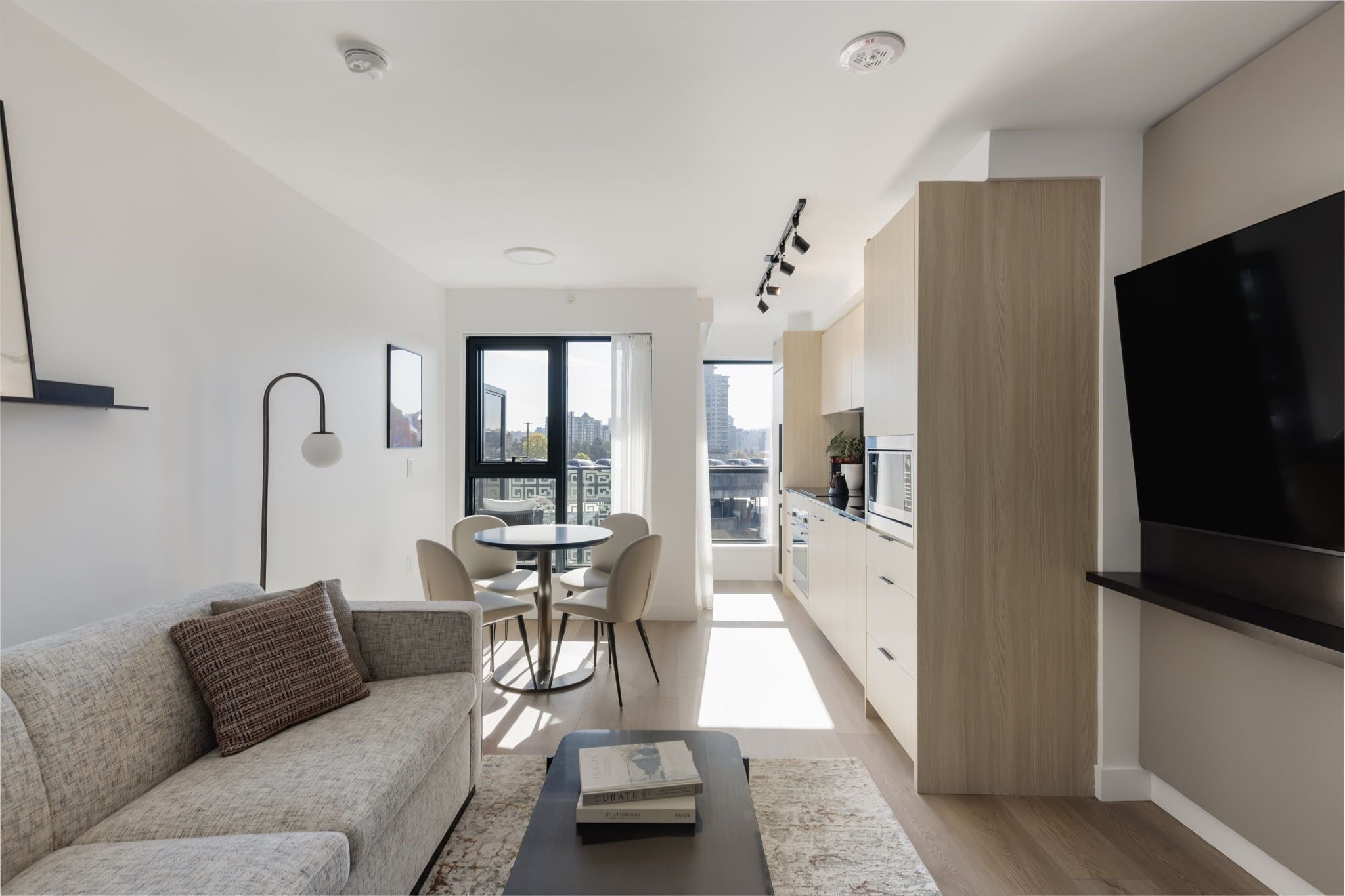 One Bedroom Apartment | リビング エリア | 50 インチのスマートテレビ (ケーブル放送視聴可)、ストリーミングサービス