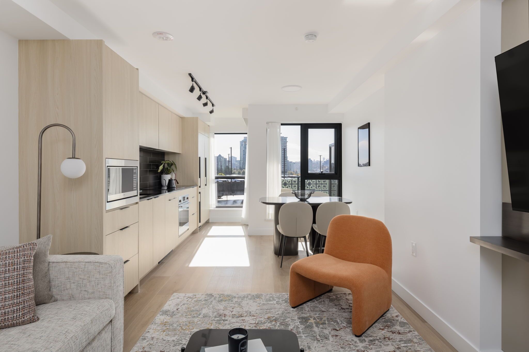 Deluxe Two Bedroom Apartment | Yksityinen keittiö | Täysikokoinen jääkaappi, mikroaaltouuni, uuni, liesi