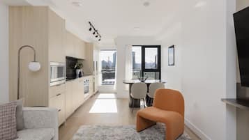 Deluxe Two Bedroom Apartment | Cocina privada | Refrigerador con congelador, microondas, horno y parrilla de estufa