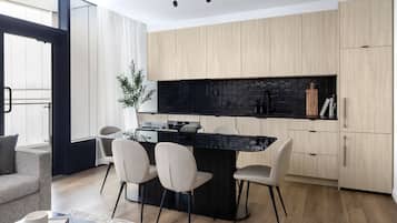 Terrace Apartment | 私人廚房 | 大型雪櫃/冰箱、微波爐、焗爐、爐具