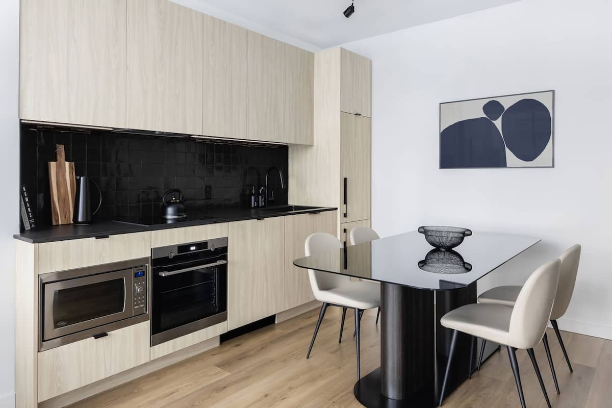 Two Bedroom Apartment | Cucina privata | Frigorifero con congelatore, microonde, forno, piano cottura