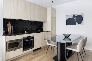 Two Bedroom Apartment | Cuisine privée | Grand réfrigérateur, micro-ondes, four, plaque de cuisson