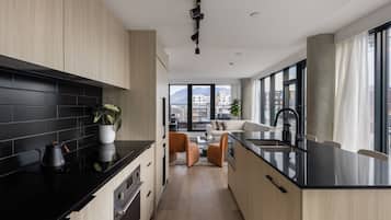 Full-size fridge, microwave, oven, stovetop