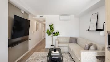 Deluxe Two Bedroom Apartment | Coin séjour | TV connectée de 50 pouces avec chaßnes par cùble, services de streaming