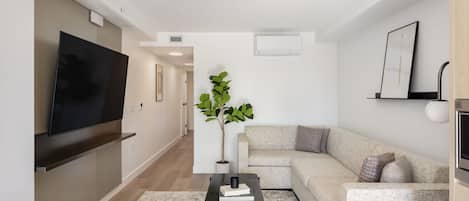 Deluxe Two Bedroom Apartment | Vardagsrum | 50-tums smart-tv med kabelkanaler och streamingtjänster