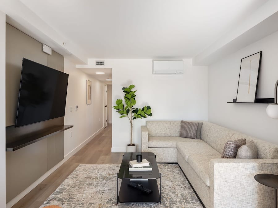 Deluxe Two Bedroom Apartment | Zona de estar | Smart TV de 50 pulgadas con canales por cable, servicios de streaming