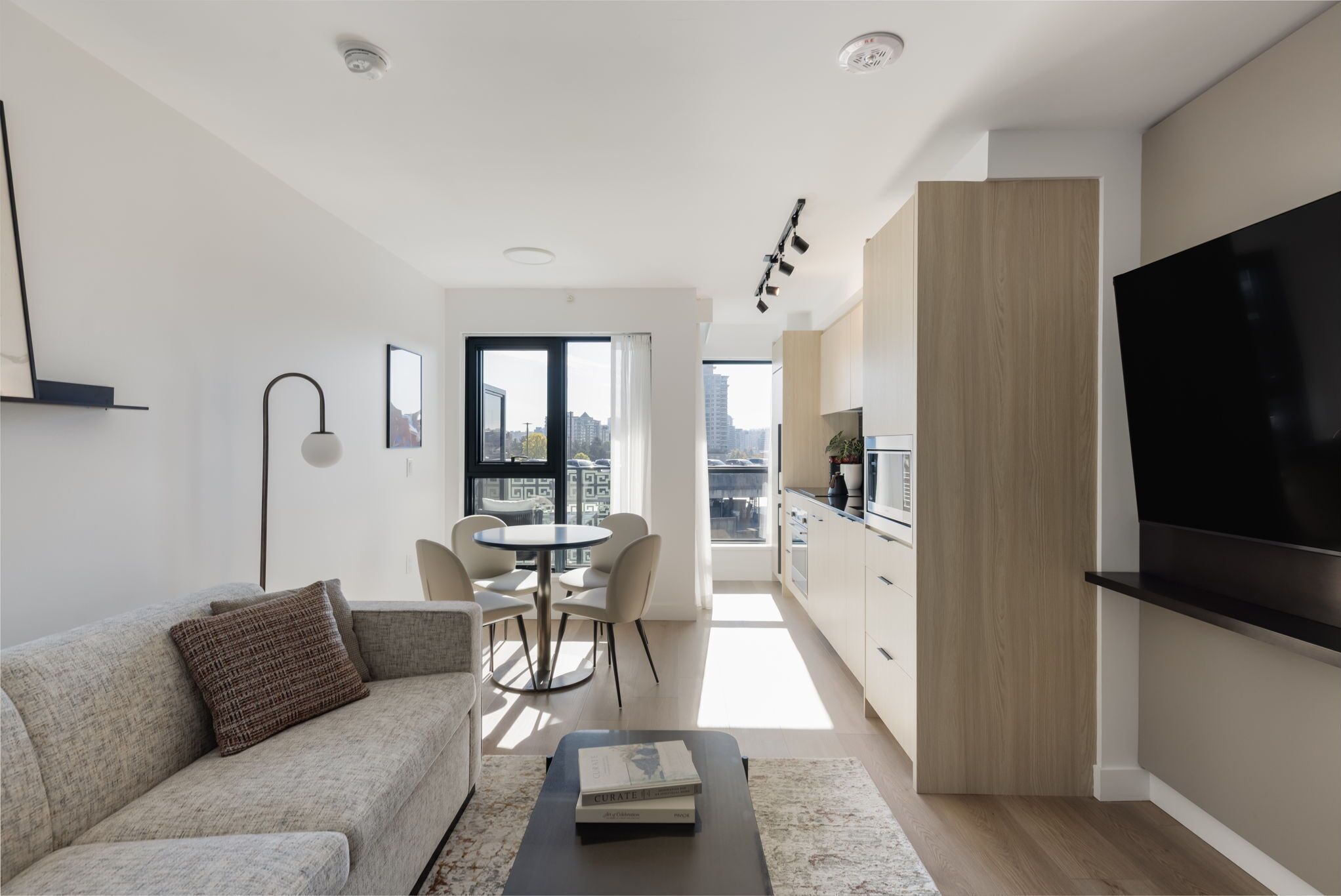 One Bedroom Apartment | Oppholdsområde | En 50-tommers smart-TV med kabel-kanaler samt strømmetjenester