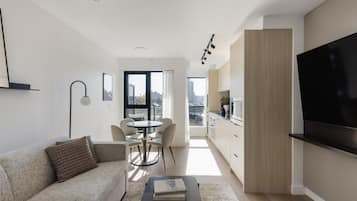 One Bedroom Apartment | Área de sala de estar | Smart TV de 50 pulgadas con canales por cable y servicios de streaming