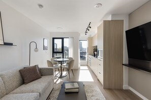 One Bedroom Apartment | Wohnbereich | 50-Zoll-Smart-TV mit Kabelempfang, Streaming-Dienste