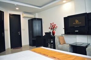 Habitación doble Deluxe, vista a la ciudad | Sábanas de algodón egipcio y ropa de cama de alta calidad 
