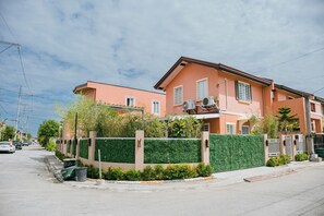 Exterior - Charming Love, Lourdes Villa 2-bedroom house with Jacuzzi, Sauna, WiFi, AC &more (Imus)