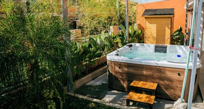 Charming Love, Lourdes Villa 2-bedroom house with Jacuzzi, Sauna, WiFi, AC &more