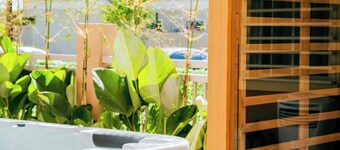 Charming Love, Lourdes Villa 2-bedroom house with Jacuzzi, Sauna, WiFi, AC &more