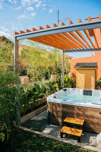 Charming Love, Lourdes Villa 2-bedroom house with Jacuzzi, Sauna, WiFi, AC &more
