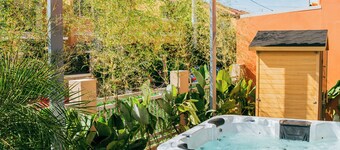 Charming Love, Lourdes Villa 2-bedroom house with Jacuzzi, Sauna, WiFi, AC &more