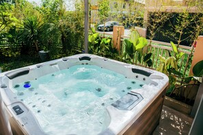 Outdoor spa tub - Charming Love, Lourdes Villa 2-bedroom house with Jacuzzi, Sauna, WiFi, AC &more (Imus)