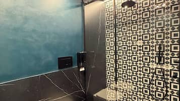 Deluxe-Zimmer, Stadtblick | Badezimmer | Dusche, Haartrockner, Bademäntel, Hausschuhe