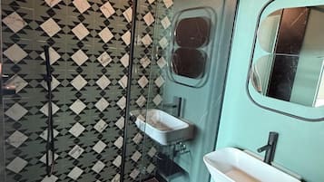 Deluxe-huone, kaupunkinäköala | Kylpyhuone | Suihku, hiustenkuivaaja, kylpytakit, tohvelit