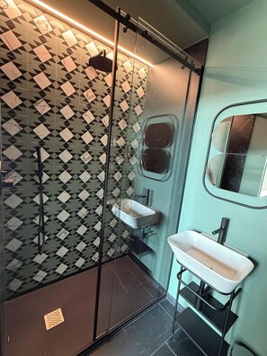 Deluxe Room, City View | Bathroom | Shower, hair dryer, bathrobes, slippers