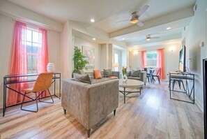 Smart TV, offices - Golf Cart Zone, Walk or Ride to Beach | Patio + BBQ | Salty Sunshine #A (Port Aransas)