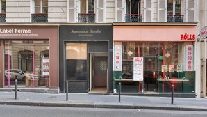 A street view with storefronts including a bakery named 'Label Ferme' and a roll shop 'Rôles'. - Blueground | Ternes, near shops, dining (Paris)