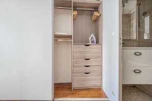 Hair dryer, towels - Blueground | Ternes, near shops, dining (Paris)